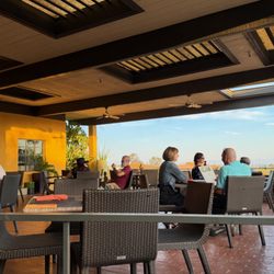 Palm Restaurant - Filled up fast on a beautiful Saturday night