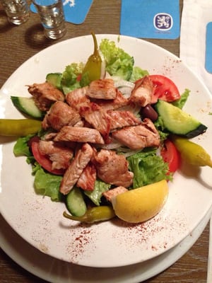 Photo of Restaurant Mykonos - München, BY, DE. Salat mit gebratenen Putenstreifen