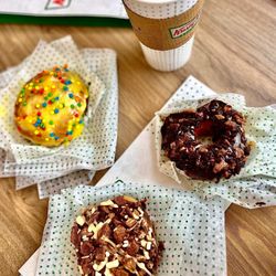Krispy Kreme - Battery  cake + kit kat caramel  +  kit kat cookie crumble