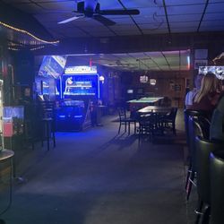 Tommys Oasis - Pool tables & more tables