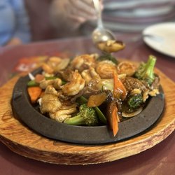 Louie's Mandarin Gourmet - Combination Iron Platter (beef, chicken, shrimp, veggies)