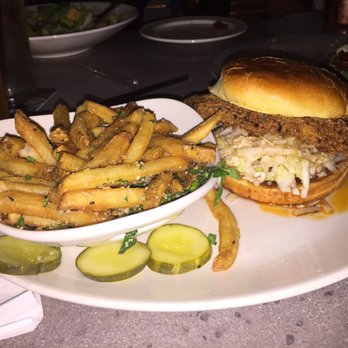 Yard House - Nashville Hot Chicken Sandwich - New American Near Me - Concord, California