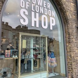 Tower of London Shop - Outside (6/3)