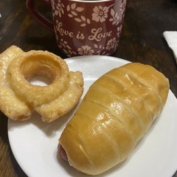 Old fashioned glazed cake donut and a BIG OLE KOLACHE!! Such a yummy breakfast and they left me a sweet note on my doordash delivery. Old fashioned glazed cake donut and a BIG OLE KOLACHE!! Such a yummy breakfast and they left me a sweet note on my doordash delivery.