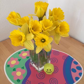 Dean's Produce - a vase of daffodils - Fruits & Veggies Near Me - San Mateo, California Dean's Produce - a vase of daffodils - Fruits & Veggies Near Me - San Mateo, California