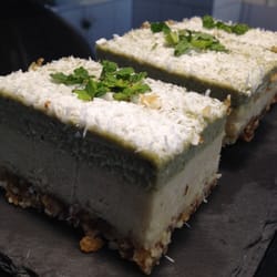 Raawka - Raw pineapple-mint cake.