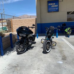 Kwik Serve - 2 benches available outside
