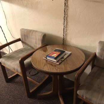 Melody Ranch Motel - Basic table/chairs - Hotels Near Me - Paso Robles, California