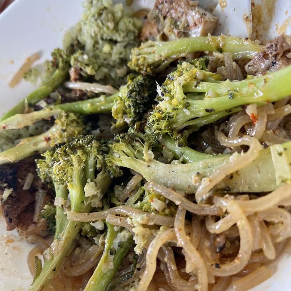 Fresh Kitchen - 4-bowl with sweet potato noodles, cauliflower rice, broccoli, and grilled chicken. - New American Near Me - Sarasota, Florida Fresh Kitchen - 4-bowl with sweet potato noodles, cauliflower rice, broccoli, and grilled chicken. - New American Near Me - Sarasota, Florida