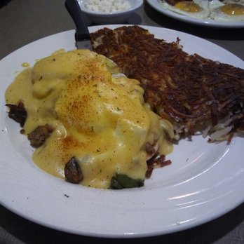 Le Andos Cafe - Eggs Benny with burnt hash browns...yum glad I waited for this - Salad Near Me - Macomb, Michigan