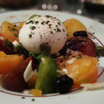 La Bohème - Burrata et tomates anciennes - Restaurants Near Me - Arles, 13 La Bohème - Burrata et tomates anciennes - Restaurants Near Me - Arles, 13