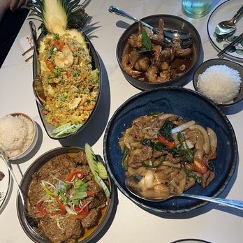 Southeast Impression - Pineapple fried rice, tamarind shrimp, beef rendang, drunken noodle - Thai Near Me - Fairfax, Virginia Southeast Impression - Pineapple fried rice, tamarind shrimp, beef rendang, drunken noodle - Thai Near Me - Fairfax, Virginia