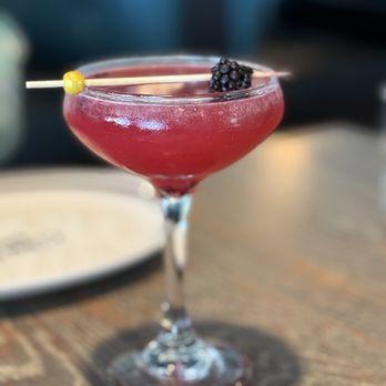 Speaks Clam Bar - St. Armands Circle - Kiss kiss bang bang cocktail - Seafood Near Me - Sarasota, Florida