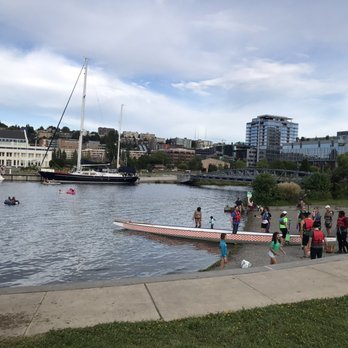 Lake Union Piers - Beach area - this is where you see a lot of paddle boarders, kayaking tours, and dogs! - Parks Near Me - Seattle, Washington Lake Union Piers - Beach area - this is where you see a lot of paddle boarders, kayaking tours, and dogs! - Parks Near Me - Seattle, Washington