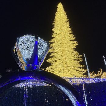 Enchant Las Vegas - Large Christmas tree in the center of the maze - Festivals Near Me - Las Vegas, Nevada Enchant Las Vegas - Large Christmas tree in the center of the maze - Festivals Near Me - Las Vegas, Nevada