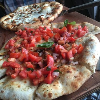 Criniti's Woolloomooloo - Entrees, cheese pizza and bruschetta pizza. - Italian Near Me - Woolloomooloo, NSW