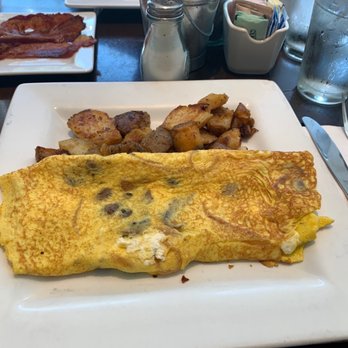Lunch Box - 3 egg omelette - Pizza Near Me - Weston, Connecticut Lunch Box - 3 egg omelette - Pizza Near Me - Weston, Connecticut