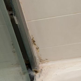 Fairfield by Marriott Inn & Suites Savannah SW/Richmond Hill - Shower mold and gunk - Hotels Near Me - Richmond Hill, Georgia
