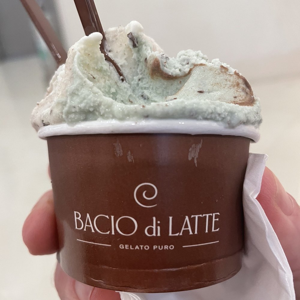Bacio Di Latte - Small cup with 3 flavors - Ice Cream & Frozen Yogurt Near Me - Rio de Janeiro, RJ