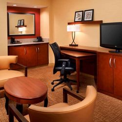 Sonesta Select Detroit Auburn Hills - Suite seating area