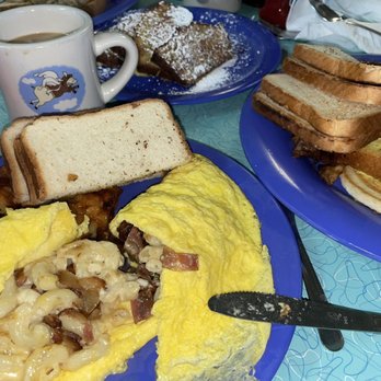 When Pigs Fly - Mac n cheese omelette - Breakfast & Brunch Near Me - Waterford, Connecticut