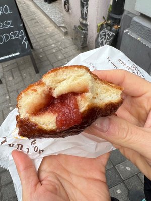 Photo of Cukiernia Pawłowicz - Warschau, MZ, PL. Rose flavored plum jelly paczki
