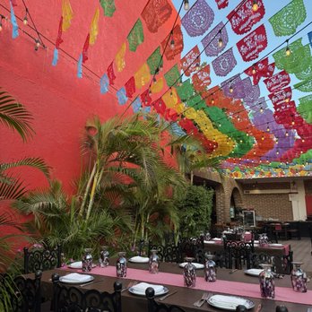 Los Tres Gallos - Inside - Mexican Near Me - Cabo San Lucas, BCS