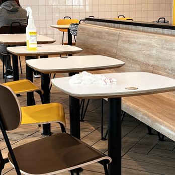 McDonald's - We sat for about 20 minutes and no one has removed this table - Fast Food Near Me - North Miami, Florida