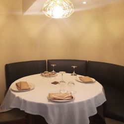 Milonga's - Restaurante argentino Milongas Nervión. Detalle rincón privado en el salón