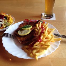 Truck Stop Elbert - Schnitzel mit Pommes und Salat und Weizen