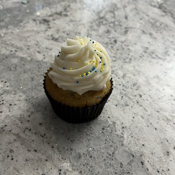 Hey Sugar - Vanilla cupcake - skip it - Coffee & Tea Near Me - GENEVA, Illinois