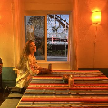 ITH Mission Beach Backpacker Hostel - Dining table - Hostels Near Me - San Diego, California ITH Mission Beach Backpacker Hostel - Dining table - Hostels Near Me - San Diego, California