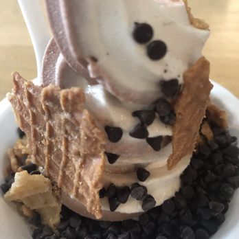 Eb & Bean - Madagascar Vanilla & Chocolate Coconut Frozen Yogurt with waffle cone pieces & dark chocolate chips - Ice Cream & Frozen Yogurt Near Me - Portland, Oregon