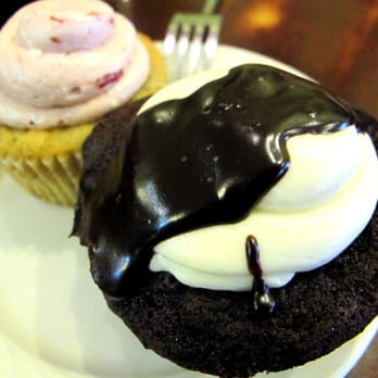 SweetArt - Mudslide Cupcake - Bakeries Near Me - Saint Louis, Missouri SweetArt - Mudslide Cupcake - Bakeries Near Me - Saint Louis, Missouri