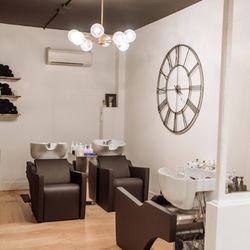 The wash/rinse area.  Chairs are so comfy!!