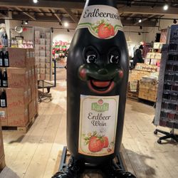Karls Erlebnis-Dorf - Werbemaskottchen für den Erdbeerwein.