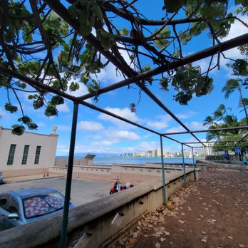Kaimana Beach - Path in front of War Museum - Beaches Near Me - Honolulu, Hawaii Kaimana Beach - Path in front of War Museum - Beaches Near Me - Honolulu, Hawaii