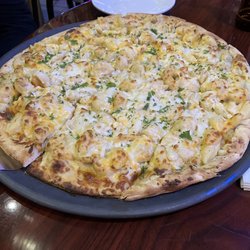 Spectators Sports Bar & Grill - Bacon Mac n cheese pizza (sans bacon-they forgot)