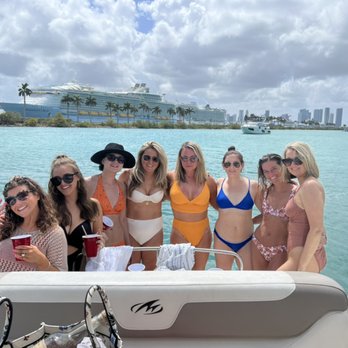 VIP Rentals - Happy Yacht clients - Boat Charters Near Me VIP Rentals - Happy Yacht clients - Boat Charters Near Me