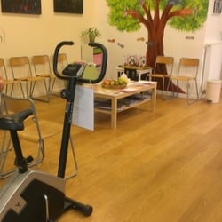 Maison Médicale Couleurs Santé - La salle d'attente: tu peux t'exercer au vélo, lire un peu ou manger un fruit en attendant ton tour!