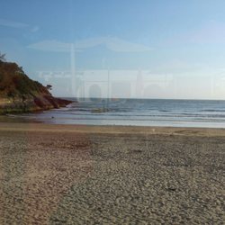 Une Maison Blanche Accrochee A La Plage