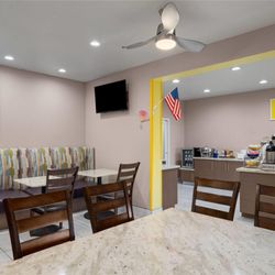 Days Inn & Suites by Wyndham Airport Albuquerque - Property amenity