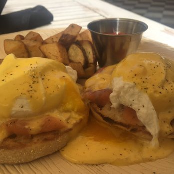 Limonada Bar + Brunch - Traditional Benedict ($14) - Breakfast & Brunch Near Me - Miami Beach, Florida
