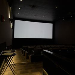 Cinépolis Luxury Cinemas - Broken screen