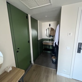 latroupe grand place - Shower, toilet, and sink - Hotels Near Me - Brussels, BRU