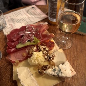 Le Barav - Wine Bars Near Me - Paris, 75