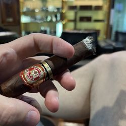 Black Dog Cigar Bar - A Fuente Queen