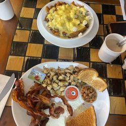 Au Moulin du Temps - Moulin breakfast at the bottom and breakfast poutine on top