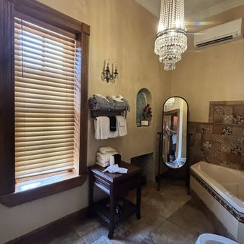 Big Bend Holiday Hotel - Lovely bathroom - Hotels Near Me - Terlingua, Texas