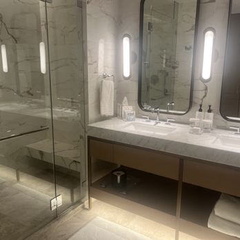 Conrad Nashville - Bathroom in king deluxe - Hotels Near Me - Nashville, Tennessee Conrad Nashville - Bathroom in king deluxe - Hotels Near Me - Nashville, Tennessee